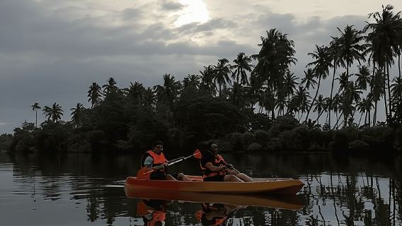 พายเรือคายัคในลำน้ำหลังเมืองปอนดิเชอร์รี