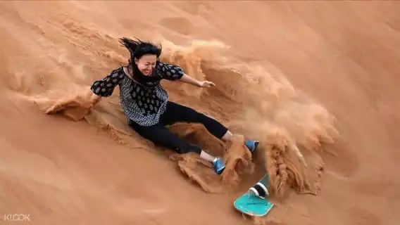 杜拜；豪華紅沙沙漠探險、騎駱駝、滑沙與 BBQ 自助晚餐