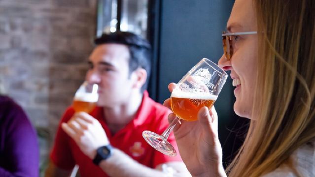 Edinburgh: Pubs & History Walking Tour with Beer Tasting