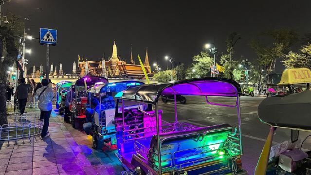 Bangkok Night Tour: Food, Temple & Tuk Tuk