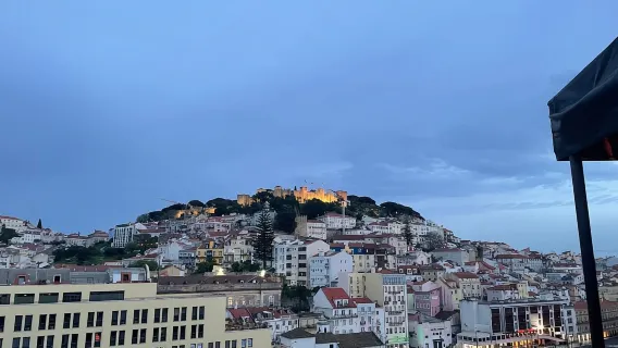 Lisbon: Tour đi bộ tham quan bằng xe điện lịch sử số 28 và nếm thử