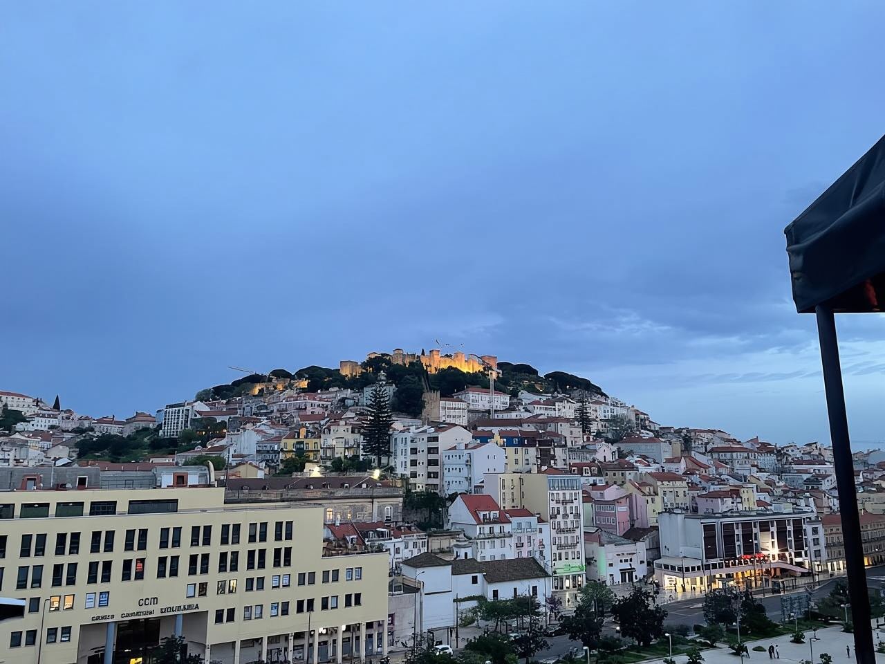 Lisbon: Walking Tour with Historic Tram 28 Ride & Tastings