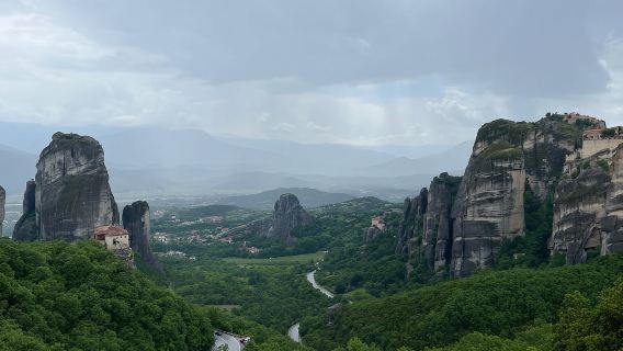 Từ Athens: Chuyến đi trong ngày đến Hang động và Tu viện Meteora bằng tàu hỏa
