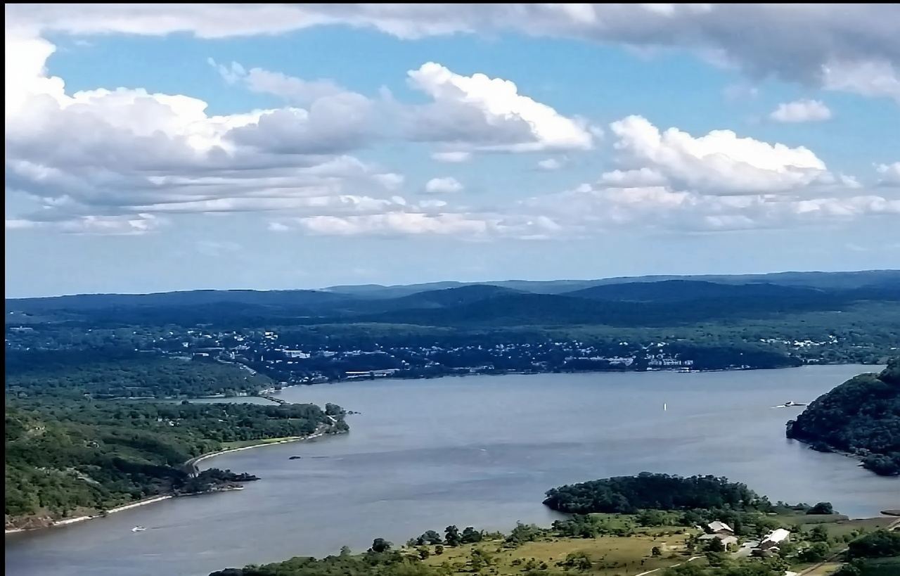 Bear Mountain + Beacon Retro Town day tour