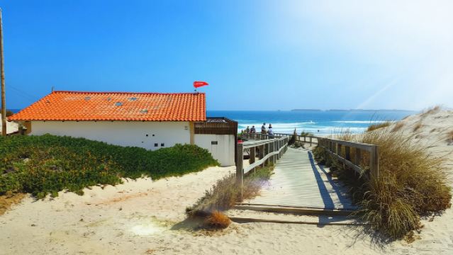 Portugal Lisbon Obidos + Peniche Fishing Village + Nazare (West Coast Day Tour)