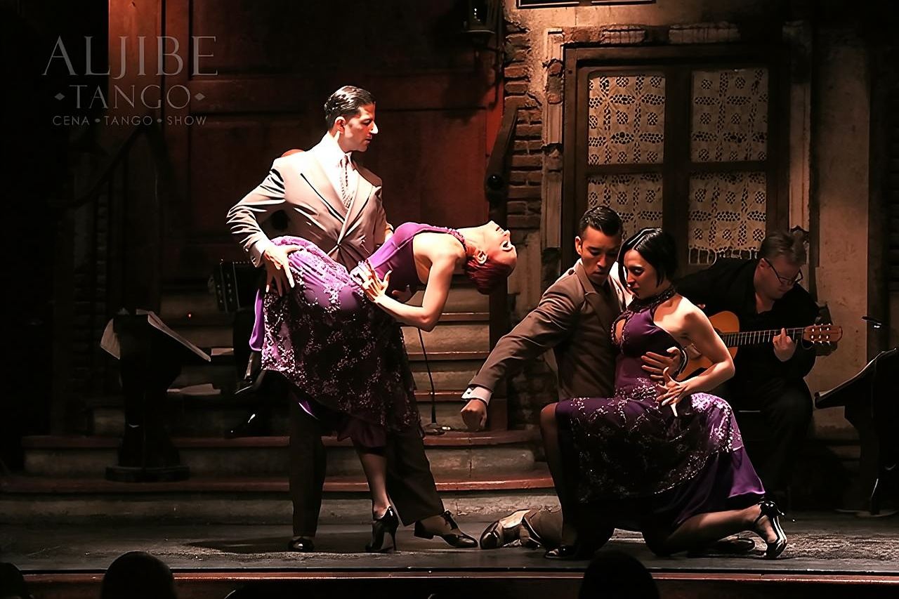 Tango Dinner-Show at El Aljibe with Optional Classic Bus Transfer