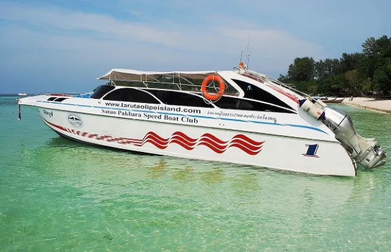 從合艾機場搭乘小型巴士和沙敦帕克巴拉快艇前往麗貝島