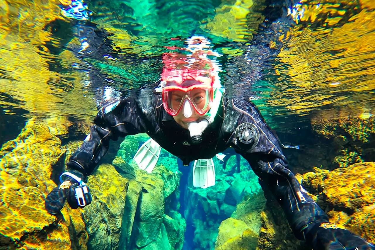 アイスランド・レイキャビック シルフラでのダイビング&シュノーケリング3時間体験【花少同款 ゴールデンサークルの裂谷シルフラでのシュノーケリング 軽食/送迎オプションあり】