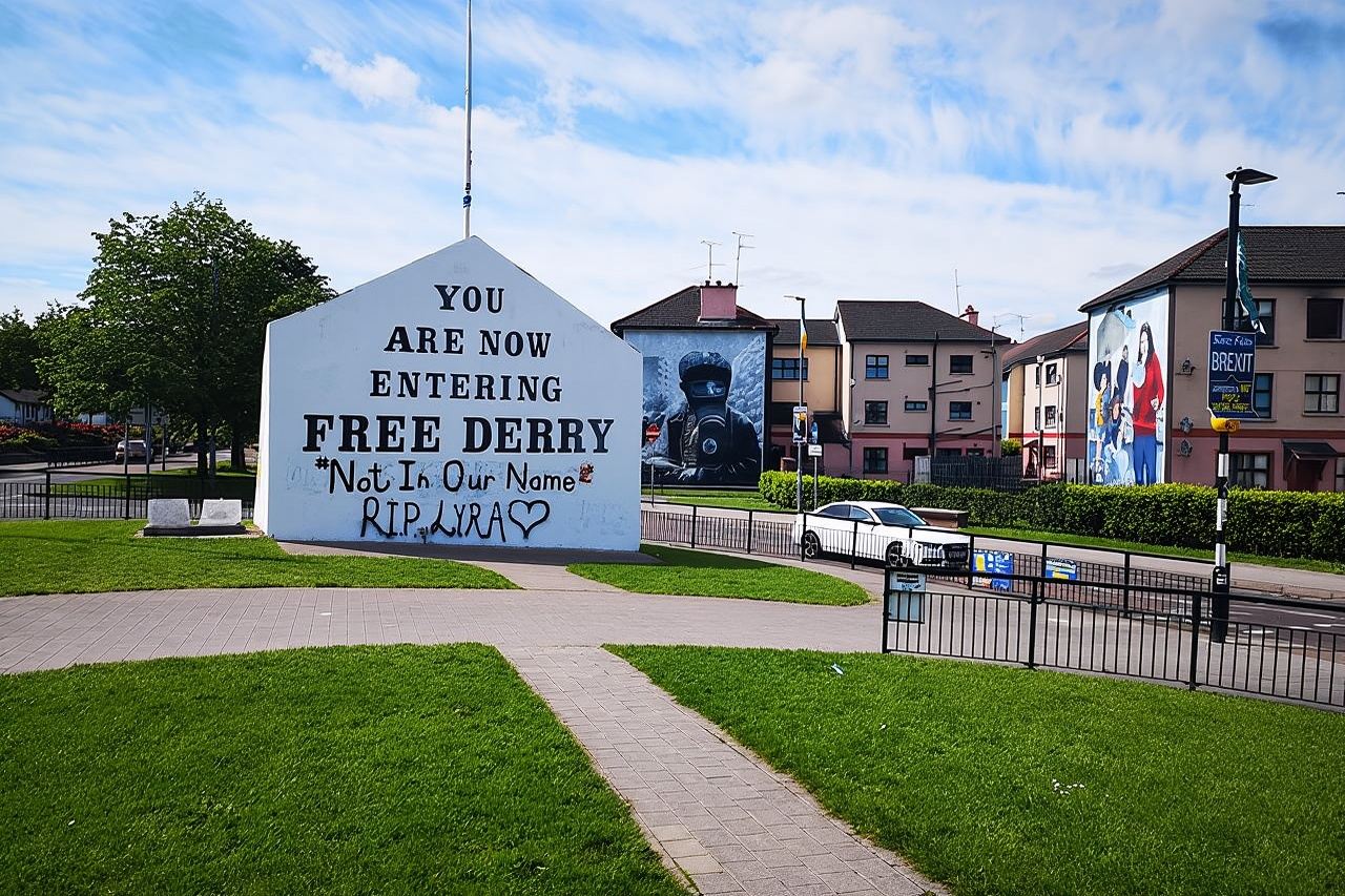 Derry City: ทัวร์เดินชม Bogside ที่มีปัญหา