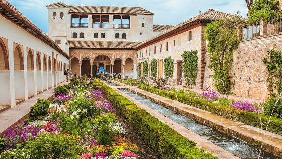 Alhambra guided tour with Carlos V Palace, Generalife and Alcazaba