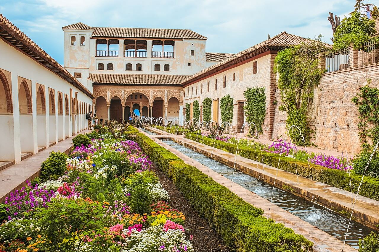 Alhambra guided tour with Carlos V Palace, Generalife and Alcazaba