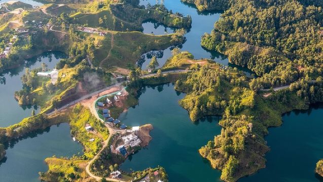 Guatapé Tagesausflug – Piedra del Peñol mit Mahlzeiten & Bootstour