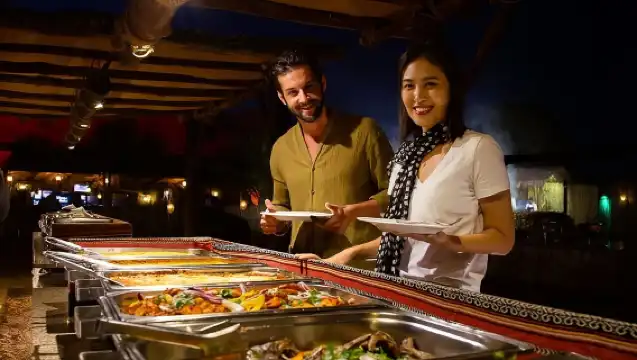 沙漠越野車或沙灘車自駕遊，含燒烤晚餐和駱駝騎行。