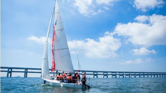 【大連帆船拼船出海】大連星海灣小帆船拼船出海1小時~體驗觀光升帆海上餵海鷗的樂趣~大連高性價比玩海體驗