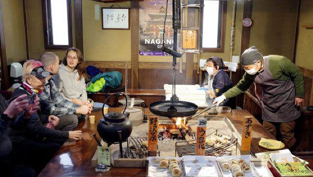 Food & Culture Walk in Nagano: Oyaki, Sake, Matcha & Zenkoji