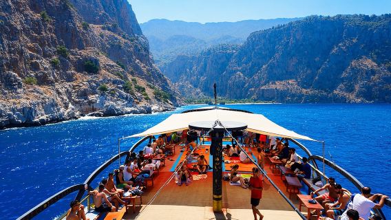 Excursión en barco con todo incluido a Marmaris con tumbona y almuerzo gratis