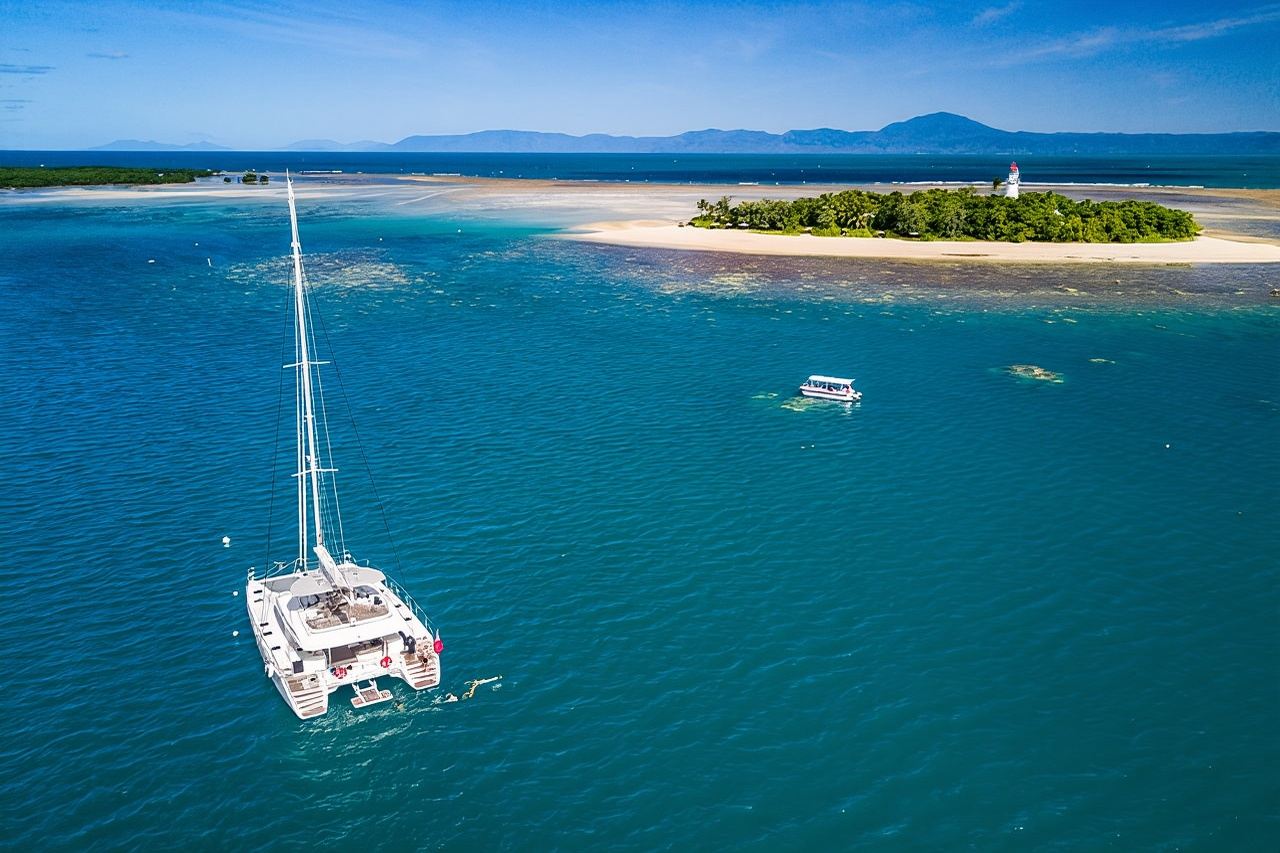 Crucero de día completo a las islas Low Isles para practicar vela y snorkel desde Port Douglas