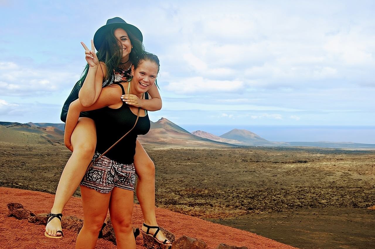 蘭薩羅特島私人遊覽，提供小巴和導遊