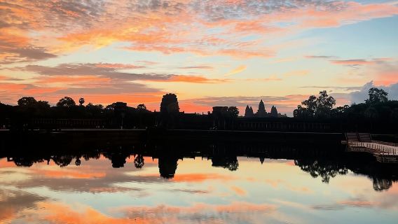 Tour privato all'alba ad Angkor Wat e altre attrazioni con guida professionale.