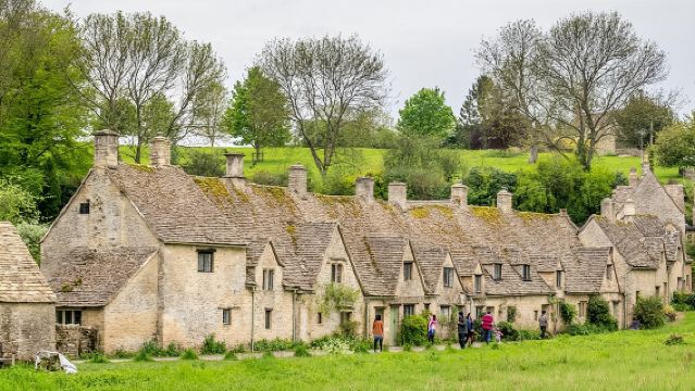 ロンドン発 オックスフォードとコッツウォルズの伝統的な村々を巡る少人数日帰りツアー