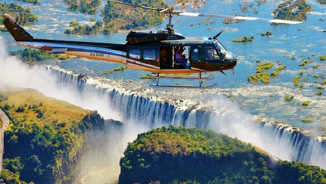 ヴィクトリアフォールズ：絶景日帰りツアー、ランチ＆ヘリコプター航空便