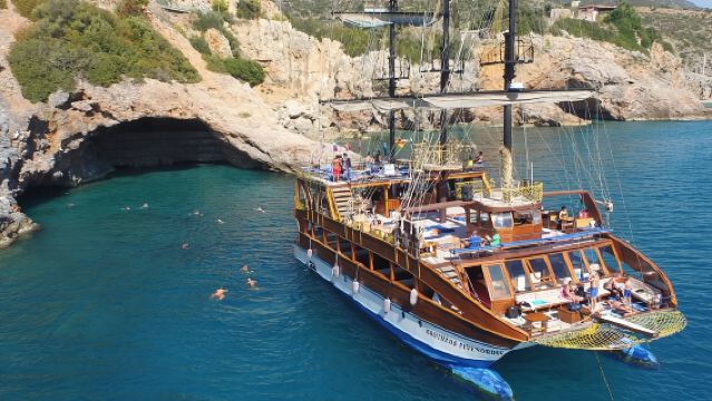 アランヤ カタマランボートクルーズ(BBQランチ、無制限ソフトドリンク付き)