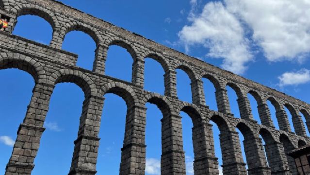 Madrid andata e ritorno. Tour di un giorno ad Avila e Segovia (include biglietto d'ingresso ai monumenti)