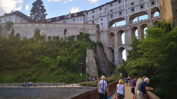 Hallstatt: Transfer nach Prag über Cesky Krumlov mit Tour