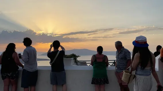 Santorini: Khám phá vẻ đẹp của hòn đảo và thưởng thức rượu vang lúc hoàng hôn