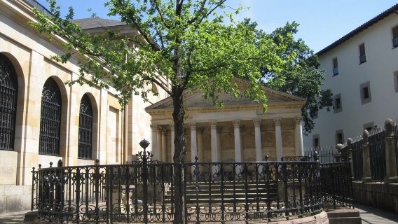 Tour di Gaztelugatxe e Gernika da San Sebastian