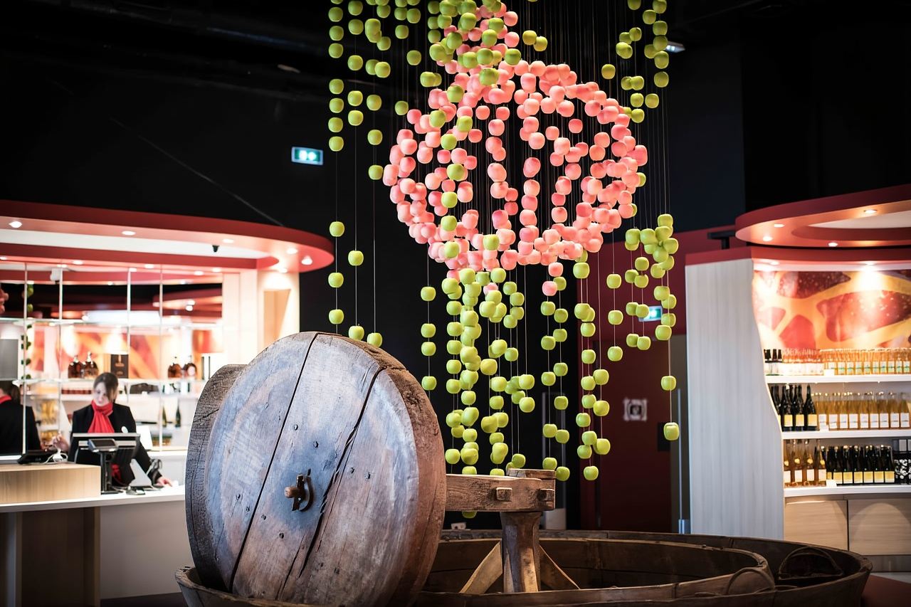 Пон-л'Эвек: вход на винокурню PERE MAGLOIRE с дегустацией