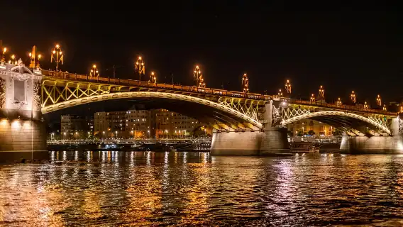 Budapest: Candlelit Dinner River Cruise with Live Music