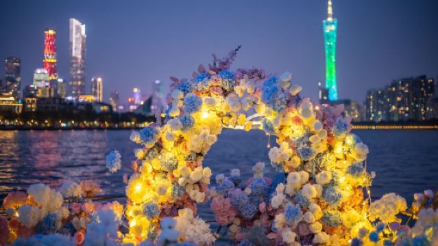 【廣州遊艇生日求婚佈置超驚豔】廣州72英尺豪華遊艇包船夜遊珠江+生日求婚佈置精美佈置~愛她就給她浪漫驚喜