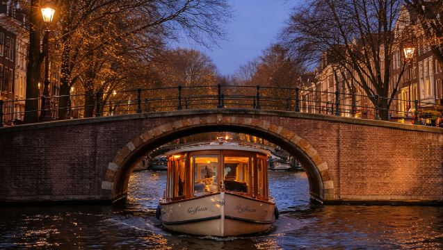 ท่องเที่ยวกลางคืนในอัมสเตอร์ดัมด้วยไกด์นำเที่ยว AI และบาร์บนเรือ