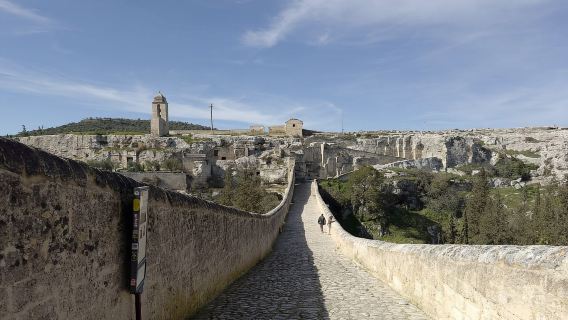 Tour a Piedi a Gravina in Puglia: Storia, Gravina e Cinema