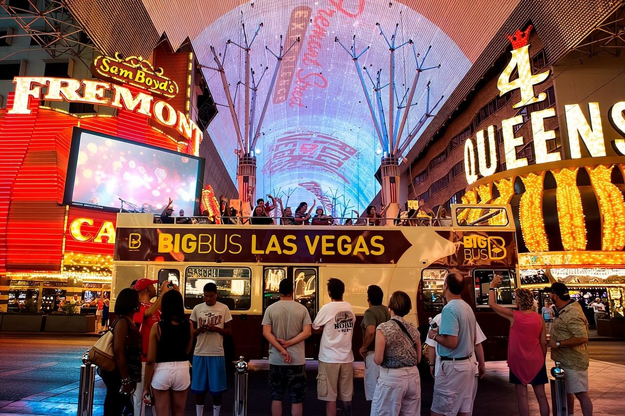 Big Bus Las Vegas: Recorrido turístico nocturno en autobús descapotable