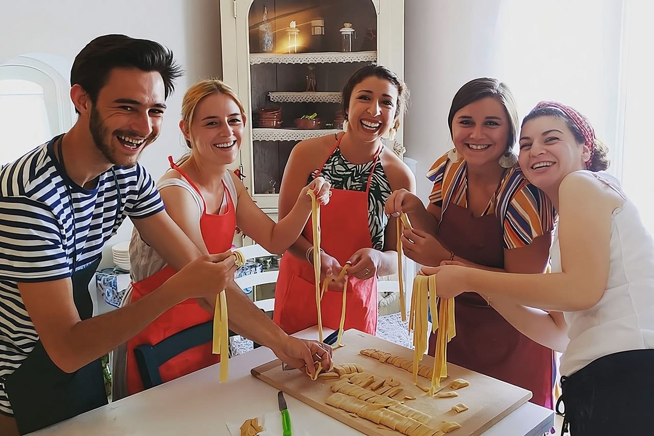 Cocina auténtica con gente local: comida, vino y vistas panorámicas