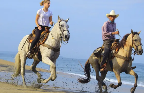 在薩尤利塔騎馬穿越叢林小徑到達海灘