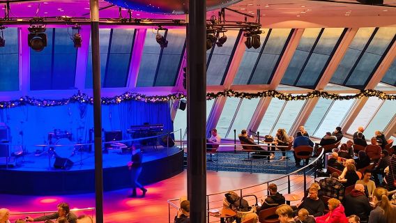 Excursión de lujo de un día a Tallin con camarote superior, guía VIP y un suntuoso bufé.