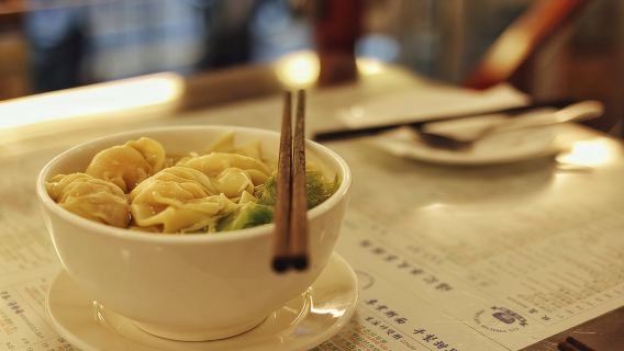 Nouilles et wontons cachés dans les ruelles de Shanghai, accompagnés de bière locale