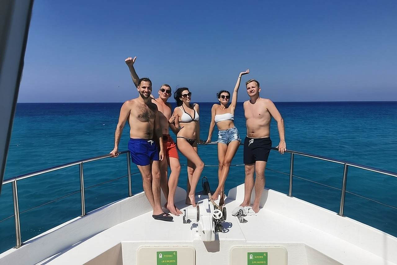 ラッチ港発ブルーラグーン観光クルーズ