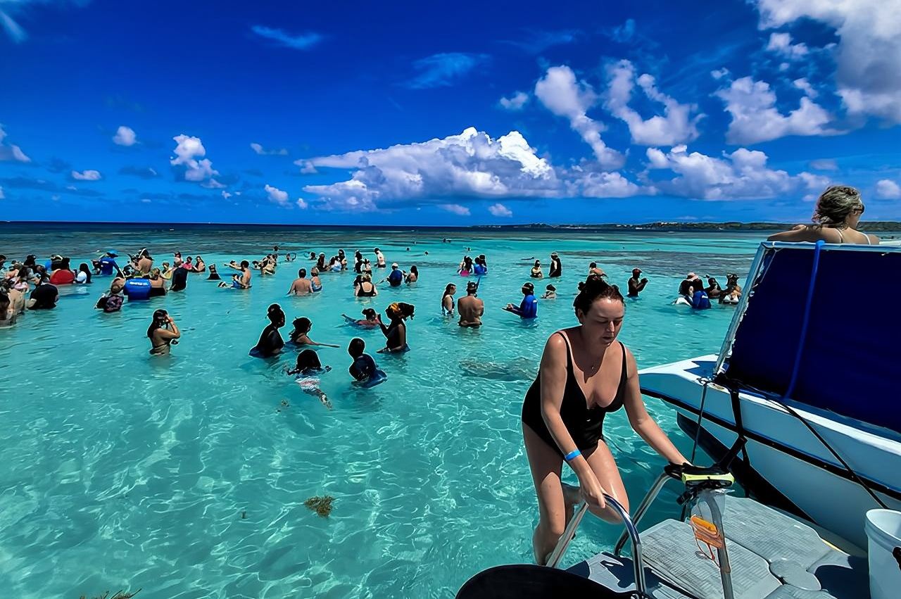 6-Hours Tour East Coast of Antigua: Stingray City, Lunch & Beach