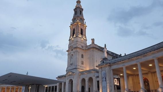 Dari Lisbon: Lawatan Berpandu Fátima, Nazaré, Batalha dan Óbidos