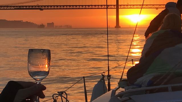 2 Hour Lisbon Sunset and Wine Sailing Tour
