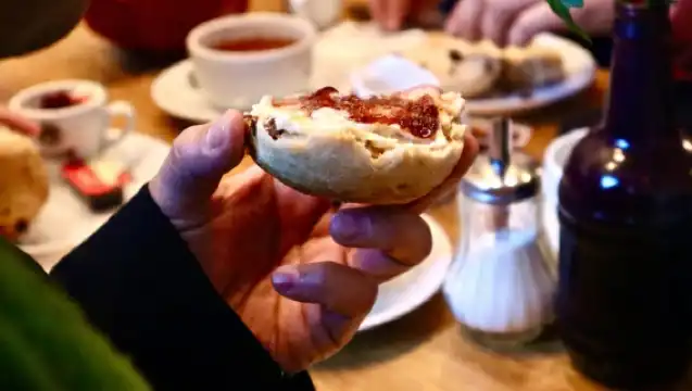 Edinburgh: Food Tour with Scotch, Haggis, Secret Dish & More