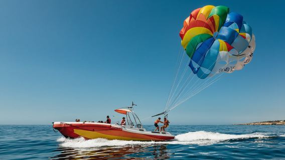 Albufeira: gita in barca con parasailing