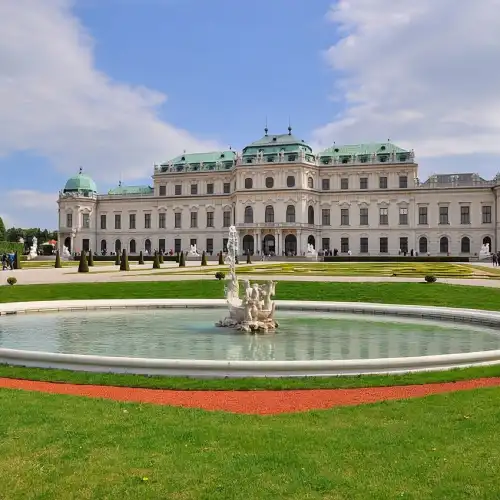 ウィーン：ベルヴェデーレ宮殿の優先入場ツアー | Trip.com