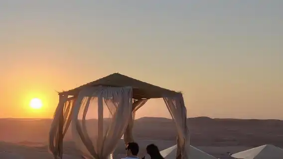 รับประทานอาหารค่ำที่ทะเลทรายอากาเฟย์ในแคมป์เบอร์เบอร์พร้อมชมพระอาทิตย์ตกและชมการแสดง