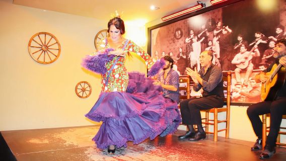 Sevilla: Flamenco-Show mit andalusischem Abendessen im La Cantaora