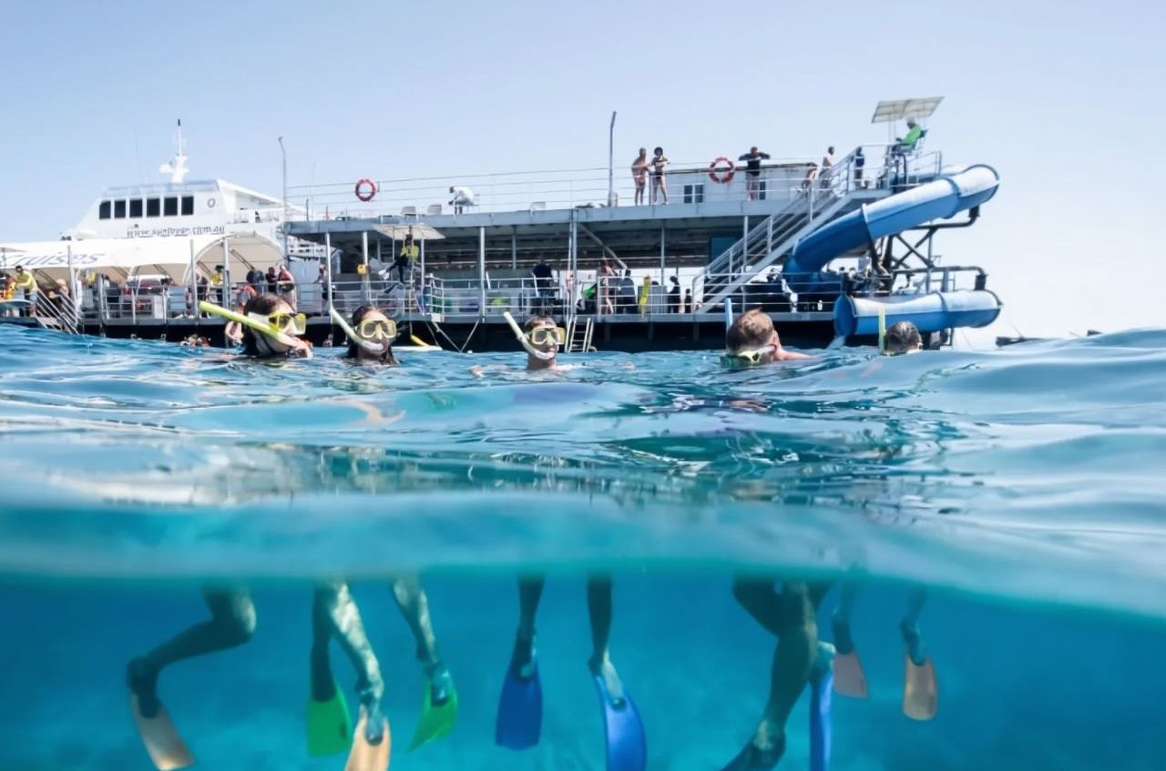 Cairns Great Barrier Reef Sunlover Cruise Moore Reef 1-day Tour [Bilingual Service in Chinese and English/Meals Included]